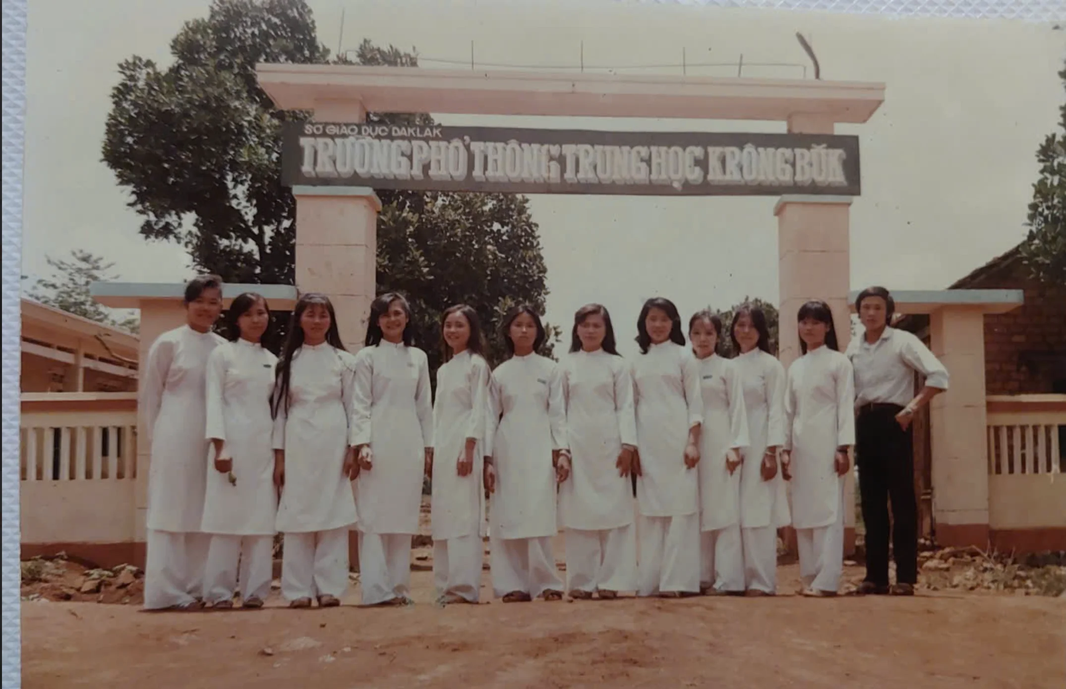 Học sinh PTTH Krông Búk trước cổng trường